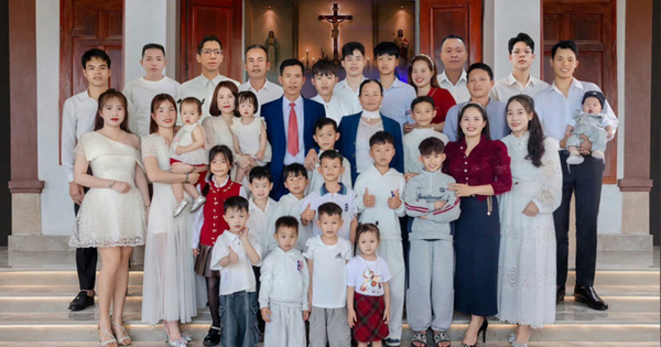 Ngỡ ngàng gia đình có 10 con ở Nghệ An: Mẹ và con gái ruột c
