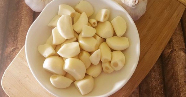 Ăn tỏi mỗi sáng khi bụng đói, người đàn ông 58 tuổi nhận cái kết 