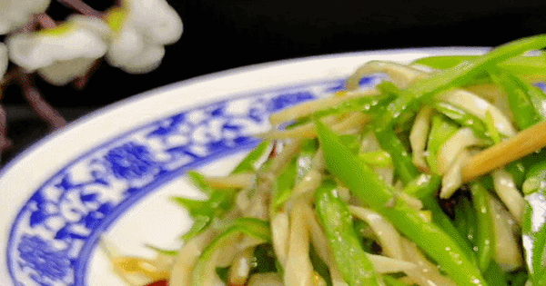 Món này rất hợp cho bữa cơm mùa hè, chỉ cần trộn thôi là món ăn đã thơm ngon, giòn tan đưa vị vô cùng!