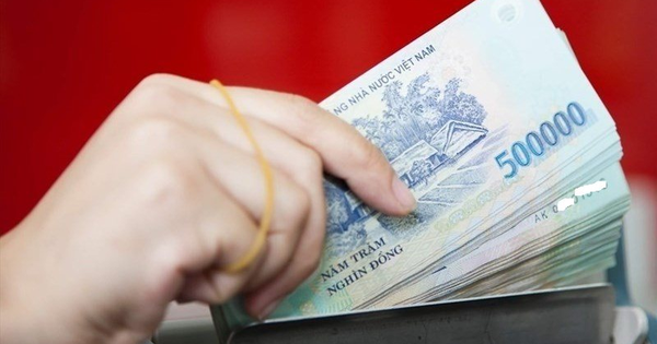 Nhân viên vệ sinh môi trường đang làm việc thì phát hiện cọc tiền mặt 500k, trị giá 37,5 triệu đồng nằm chơ vơ, công an vào cuộc truy tìm chủ nhân