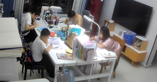 Cảnh tượng lúc 8h tối trong phòng khách một gia đình gây tranh cãi