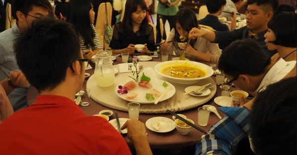 Nam sinh thi đỗ ĐH top đầu, bố mời cả họ tới mở tiệc linh đình nhưng 1 vị khách vừa tới đã nói thẳng: “Con anh nên thi lại ngay”