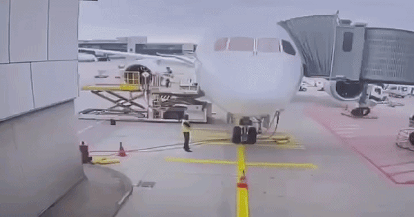 Boeing 787 “khuỵu chân”, mũi suýt cắm xuống đất, nhân viên mặt đất thoát tai vạ trong gang tấc