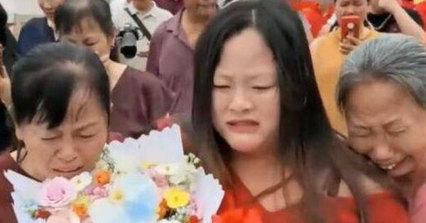 Bé gái 9 tuổi làm hỏng lọ sữa tắm của bạn, sợ bị mắng nên bỏ nhà ra đi, 22 năm sau mới trở về