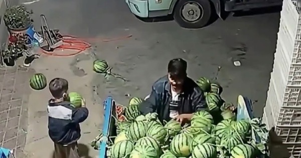 Đoạn clip vài giây bên xe dưa hấu khiến hàng chục nghìn người suy ngẫm: Có cha mẹ kiểu này là PHƯỚC PHẦN của con