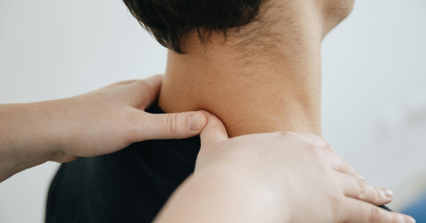 Đi tẩm quất chữa đau vai gáy, chàng trai 27 tuổi suýt liệt nửa người sau tiếng “rắc”