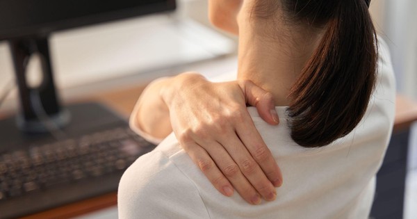 Đau cổ vai gáy kéo dài: Bác sĩ Bệnh viện Bạch Mai đưa ra giải pháp 