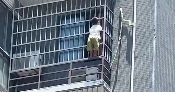 Người dân kinh hãi khi thấy bé trai đu mình trên tòa nhà chung cư