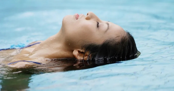 Đi bơi mùa hè mà lười làm 3 việc này: Tóc không chỉ xơ xác như rơm mà còn biến màu kinh dị