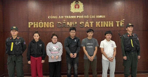 Triệt phá xưởng sản xuất hơn 23.000 đôi dép giả Nike, Adidas, Gucci tại TP.HCM