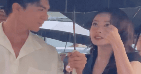Chi Pu và mỹ nam 6 múi che chung chiếc ô, mưa ướt điện thoại cũng không che được hào quang này