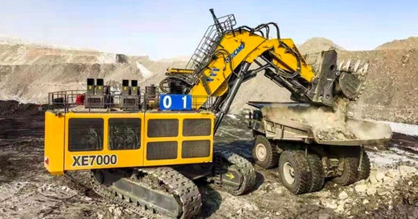 Phát hiện máy xúc Trung Quốc nặng 700 tấn, mỗi lần “hạ tay” lấy được 60 tấn đất đá, đang liên tục đào bới, làm việc 18 tiếng không nghỉ