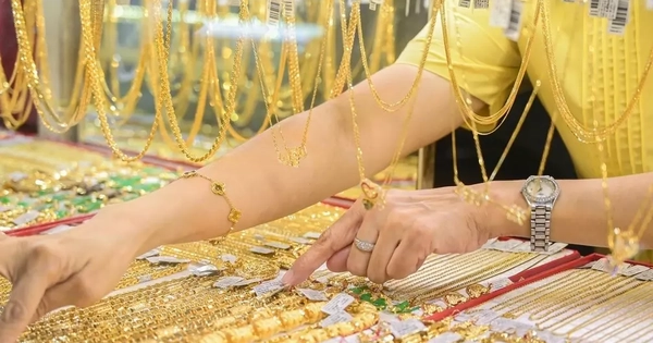 Giá vàng lao dốc mạnh, có nên xuống tiền mua lúc này?