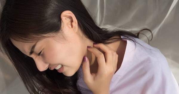 Không chỉ bốc hỏa, phụ nữ mãn kinh còn dễ viêm họng, ngứa vù