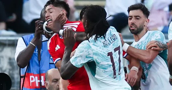 Hỗn chiến kinh hoàng trước World Cup: Sao Bồ Đào Nha bóp cổ, tát đối thủ phải nhận thẻ đỏ trực tiếp!