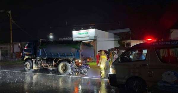 Xe máy chở 3 tông vào đuôi xe tải, 2 người tử vong