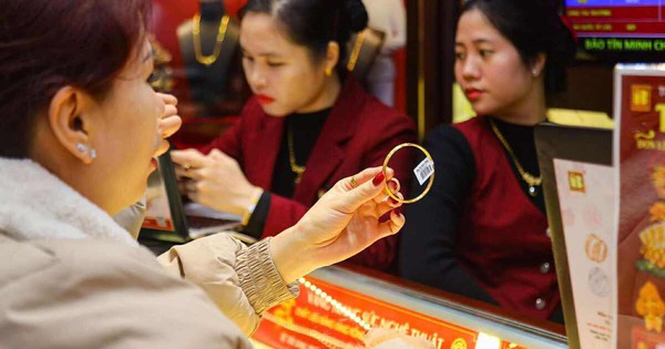 Giá vàng hôm nay 8/6: Tiếp tục đi xuống sát 4.300 USD/ounce
