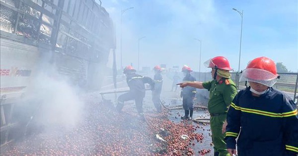 Xe tải chở 10 tấn mận cháy rụi trên cao tốc Diễn Châu - Bãi 