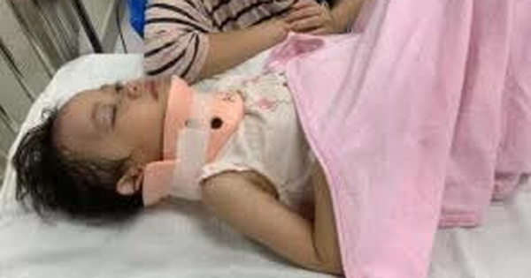Tình trạng sức khỏe của bé gái bị bạn "được cho là trẻ tự kỷ
