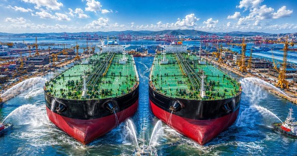Phát hiện 2 tàu Trung Quốc dài bằng 3 sân bóng đá 
