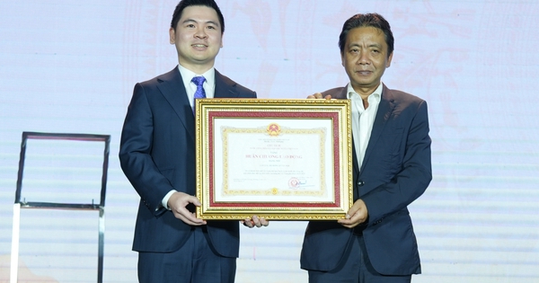 CLB Hà Nội kỷ niệm 20 năm thành lập, nhận Huân chương Lao độ