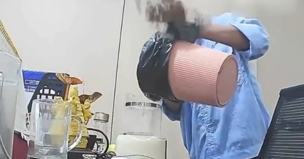 Đoạn clip gây sốc: Nhân viên đổ nước bẩn từ thùng 