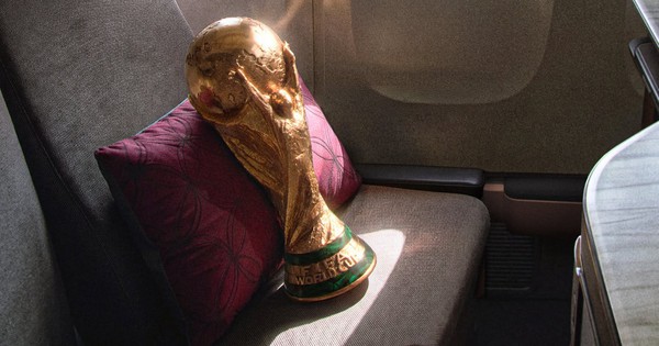 Bị trục xuất ngay tại sân bay, trọng tài World Cup
