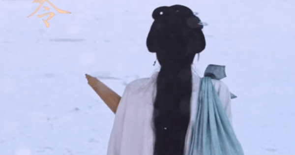 Đang viral mỹ nhân có đôi mắt to hơn cả miệng: Đính 2 viên k