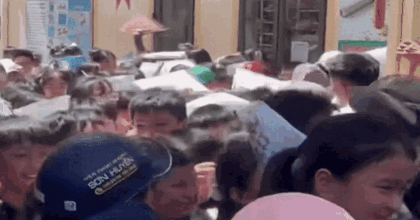 Hình ảnh gây chú ý sau buổi thi lớp 6 ở Nghệ An