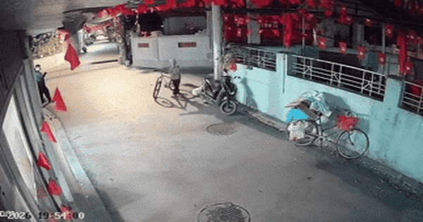 Thấy xe đạp dựng bên đường, cô đồng nát dắt mang đ