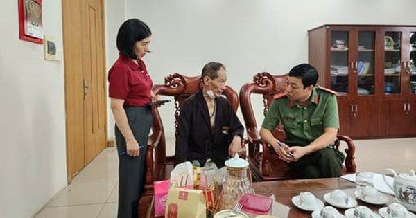 Đúng ngày giá vàng rớt mạnh, cụ ông mang 1,2 cây vàng cùng 5
