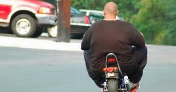 Những hình ảnh hài hước của người và xe máy trên đường phố