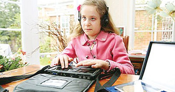 Bé gái mù 10 tuổi phiên dịch cho Nghị viện châu Âu