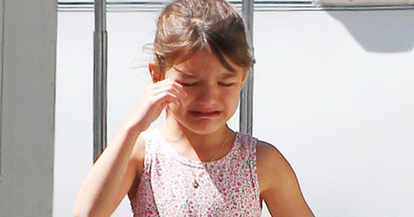 Suri Cruise Nhăn Nhó Khóc Lóc Bám Váy Mẹ