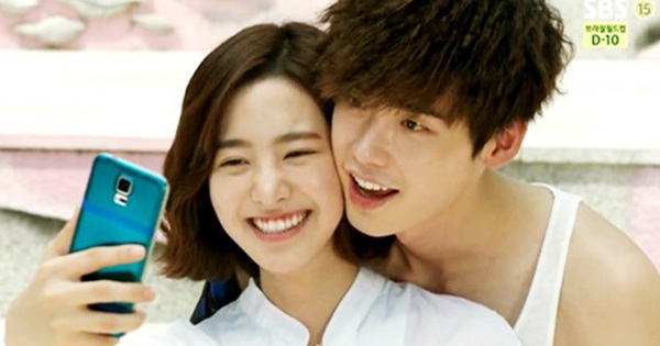 Park Hoon (Lee Jong Suk) vui vẻ hẹn hò cùng Seung Hee (Jin Se Yeon)