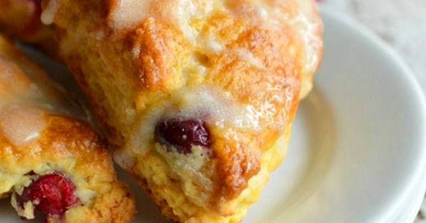 Uống trà thanh cảnh cùng bánh scones dâu kem tươi quyến rũ