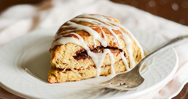 Ăn bánh scones cuộn hương quế cho buổi tiệc trà ngày lạnh