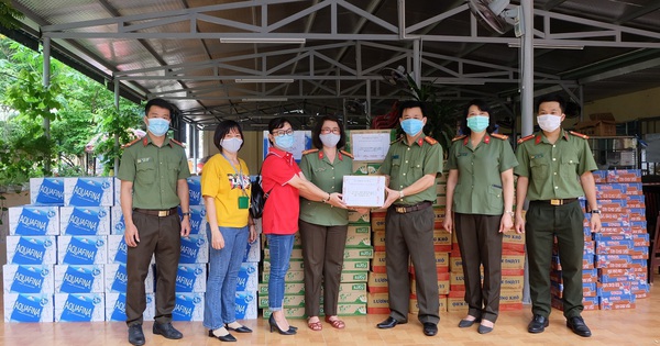 Chuyển phát nhanh J&T Express “tiếp sức” cho y bác sĩ Đà Nẵng tuyến đầu chống dịch