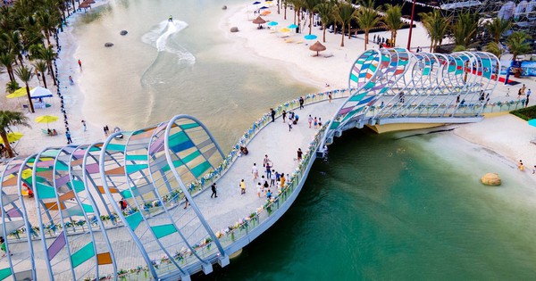 Tổ hợp công viên biển tạo sóng nhân tạo Royal Wave Park khiến nhiều người choáng ngợp trong ngày đầu khai trương