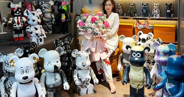 Beautiful female streamer Phuong Vy reveals a huge Bearbrick collection