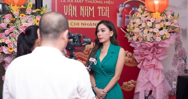 Opening the Van Nam Tea & Coffee brand in Ho Chi Minh City.  Ho Chi Minh