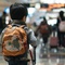 Bị lạc mẹ giữa sân bay lớn bậc nhất Châu Á, 2 đứa trẻ người Nhật có cách hành xử khiến dân mạng thán phục