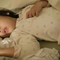 Bé gái 6 tuổi ngủ một mình trên chiếc giường 2 mét, nhưng lúc nào cũng kêu "chật chội", người mẹ bật khóc khi kiểm tra camera giám sát!