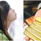 Đi thuê nhà, cô gái phát hiện 19 thỏi vàng giấu trong tủ quần áo, nửa năm sau bị tòa triệu tập