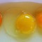 Đập trứng gà ra bát thấy lòng đỏ đậm và nhạt khác nhau, loại nào nhiều chất hơn?