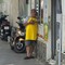 Nam nghệ sĩ đình đám U50 đi bán bánh mì ở đường Đặng Văn Ngữ, TP.HCM