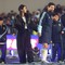 Messi nở nụ cười mãn nguyện, nắm tay vợ và 3 cậu con trai bước vào đường hầm