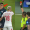 Lần đầu tiên trong lịch sử World Cup: Cầu thủ che miệng cãi nhau bị thẻ đỏ