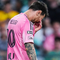Ảnh cảm xúc: Messi liên tục lau mắt, cúi đầu, được đối thủ ôm nhấc bổng lên xoa dịu nỗi đau giữa trận đấu