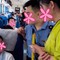 Bà cô gọi nhân viên trên tàu xử lý hai bạn nữ mua 3 vé nhưng chỉ ngồi 2 ghế, không chịu nhường chỗ